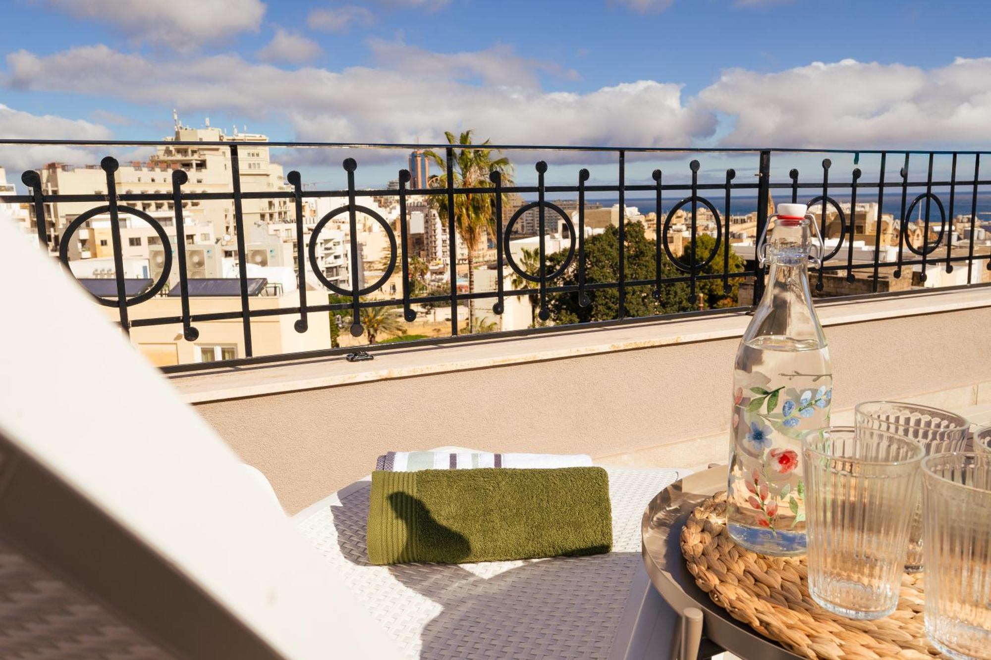 Апартаменти La88 Bayview Penthouse With Jacuzzi Сліма Екстер'єр фото